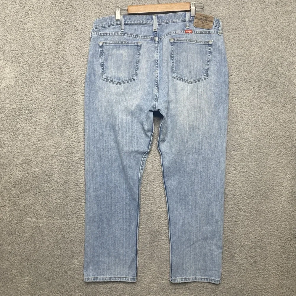 Wrangler Jeans Men 38x30 Blue Denim Light Wash Regular Fit Straight Leg